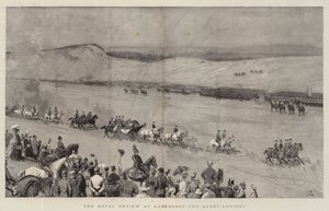 De Koninklijke Review in Aldershot, de Koningin arriveert